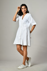Short white summer party dress – flared shirt style with V-neck, ideal for warm weather and casual styling.