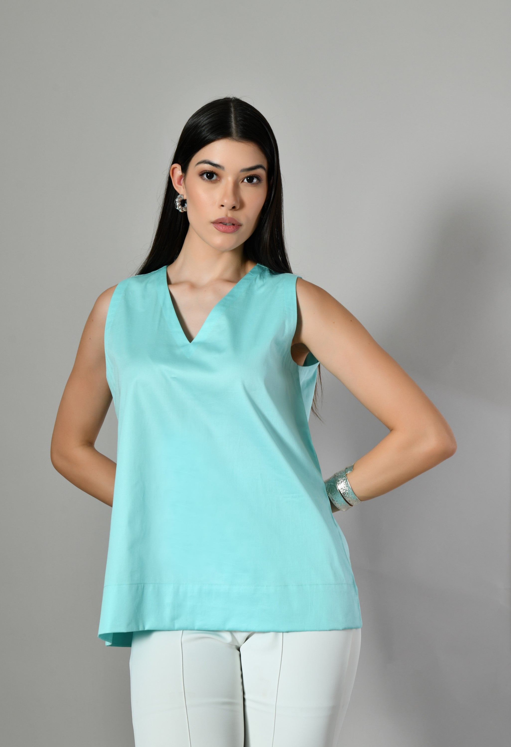 Sleeveless V-neck cotton top for women – lightweight summer top perfect for jeans, casual outings, and party looks.