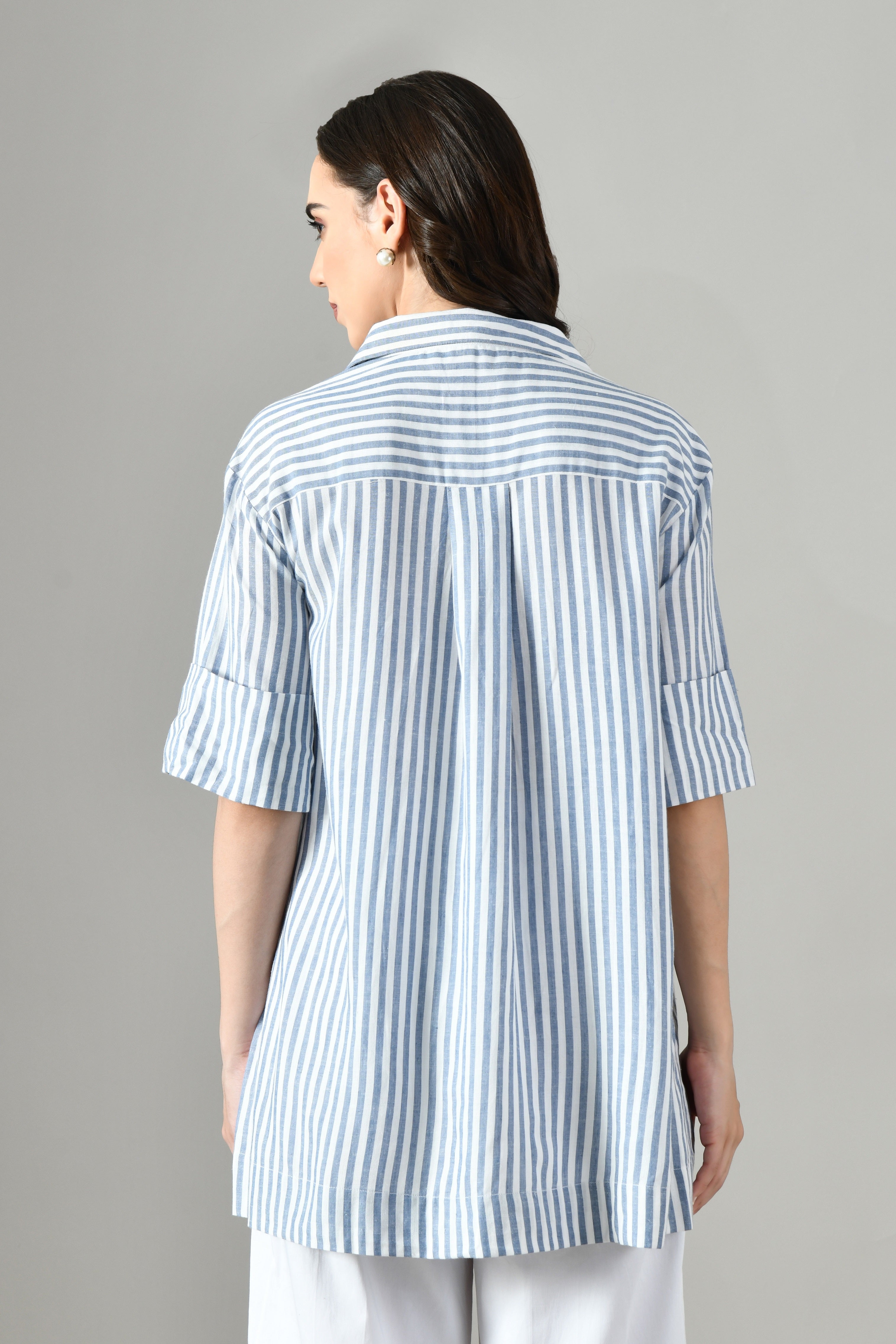 Loose fit gray linen shirt for women – casual cotton summer tunic with classic collar and long sleeves. 