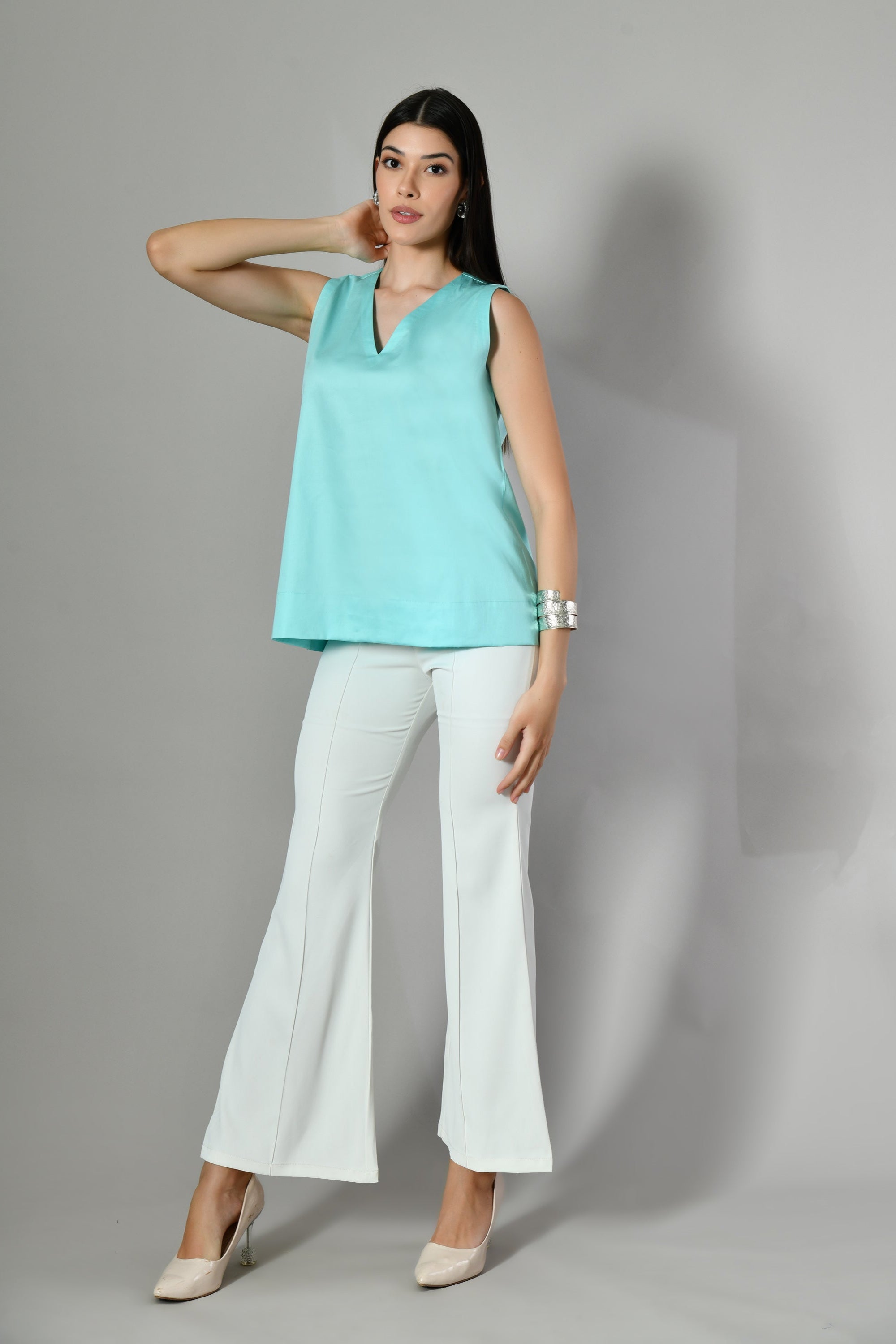 Plus-size sleeveless cotton top for ladies – cute and comfy summer top with V-neck, ideal for casual or festive looks.
