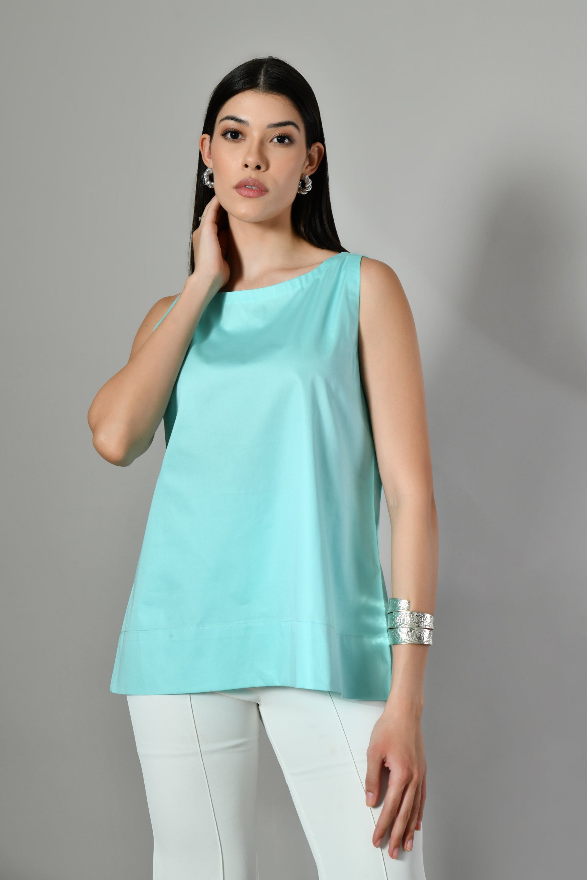 Round neck cotton top for women – lightweight sleeveless summer top, perfect for party looks or casual fashion near you. 
