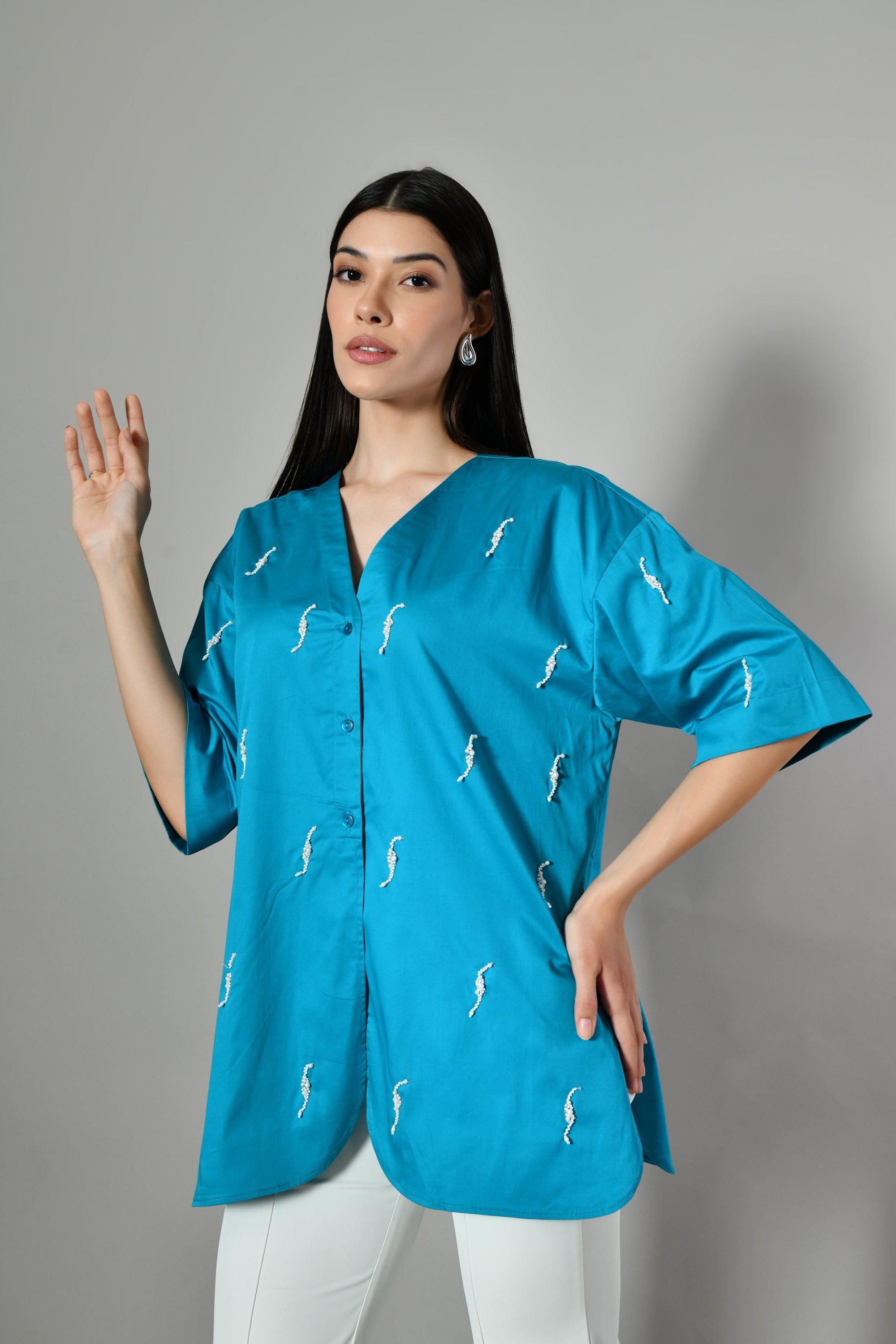Casual V-neck tunic for ladies in breathable cotton – stylish embroidered shirt with a modern, artistic design. 